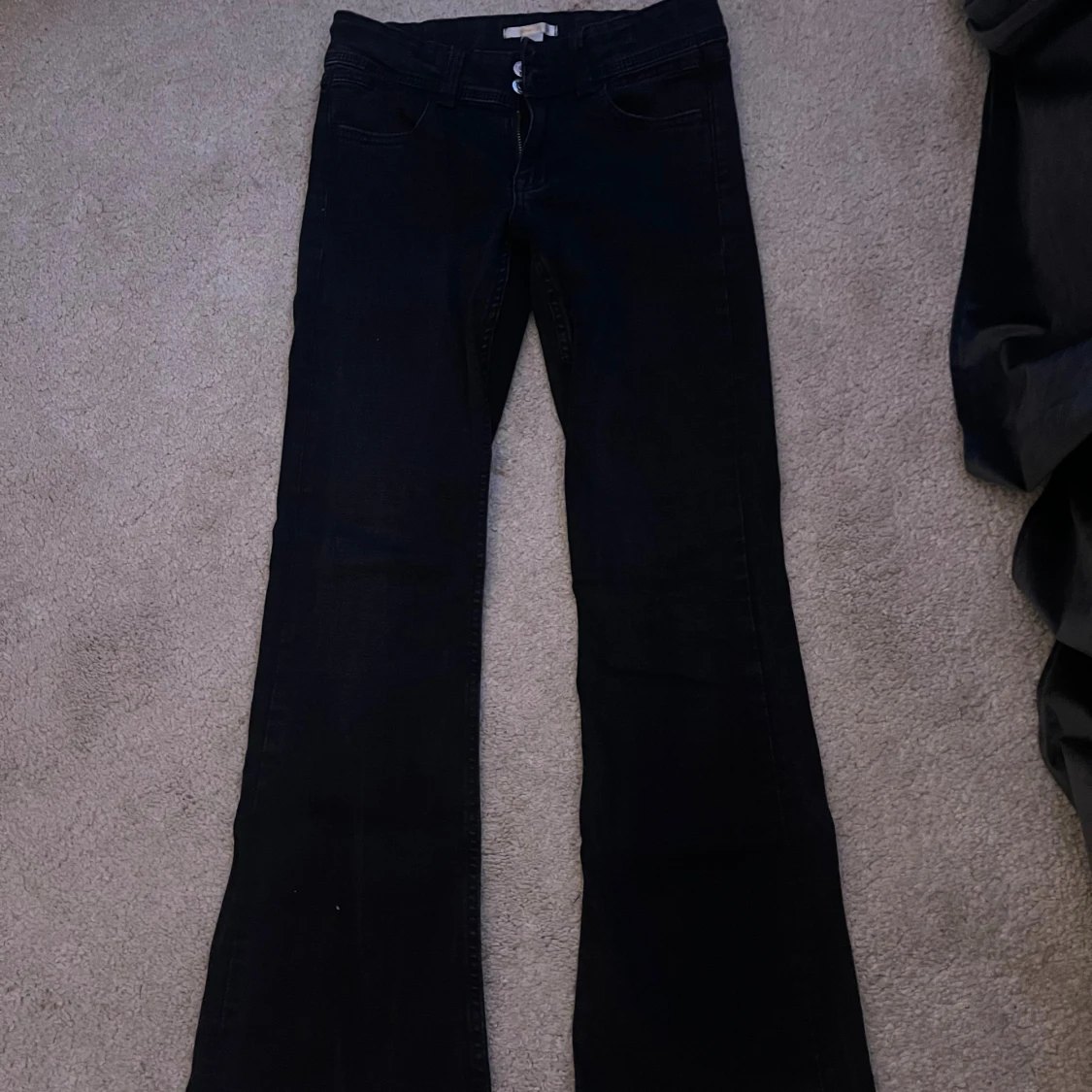 Bootcut jeans från Gina Tricot, svart