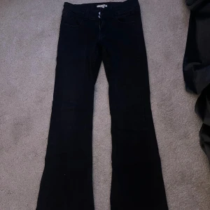Bootcut jeans från Gina Tricot, svart - Svarta bootcut jeans från Gina Tricot i storlek 152 jag har aldrig använt dom, dom ser jätte nya ut 