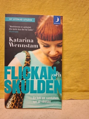 Flickan och skulden skriven av Katarina Wennstam - En stark och viktig bok som tar upp samhällets syn på våldtäkt och hur unga tjejer påverkas av attityder och lagar. Perfekt för dig som vill förstå och diskutera frågor om rättvisa, media och ungdomars verklighet. Boken innehåller intervjuer och diskussionsmaterial.
