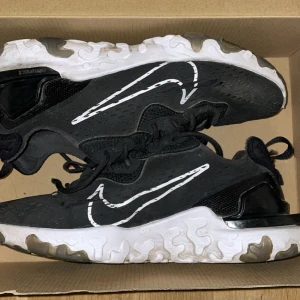 Nike Reacts - Hej säljer mina Nike react skor eftersom de kommer inte till användning dom är jätte fina snygga och bekväma använda 1 sommarsesong små hål på dom men de är inte de största hör av er via intresse/frågor 