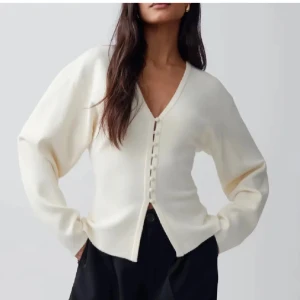 Vit kofta med v-ringning och knappar - Säljer en jättesnygg vit kofta från Ginatricot💗🥰Inga tecken på användning och är i mycket bra skick!!💖💖