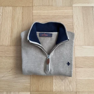 Morris Half Zip - Jättefin half zip ifrån Morris i storlek XS. Tröjan har inte krympt och har inga defekter, passar till allt. Vid frågor eller funderingar är det bara att höra av sig! 😊