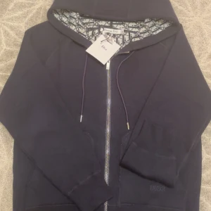 Mörkblå zip hoodie - Passar för 165-175