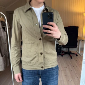 J.Lindeberg overshirt - Tjenare! Säljer en otroligt fin och stilren overshirt ifrån märket J.lindeberg. Den är i mycket bra skick och är i storlek M. Passar perfekt nu till hösten. Hör gärna av er vid frågor och funderin