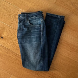 Marinblå Jeans  - Jeans från Jack and Jones. Mycket bra skick. Priset är diskuterbart