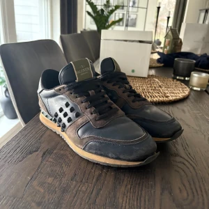 Valentino rockrunners - Hej! Säljer mina Valentina rockrunners, dessa är väldigt sköna och man behöver inte vara rädd om dem. Dem är väldigt tåliga och funkar till allt. Skiket är dåligt därav priset mvh Vl.