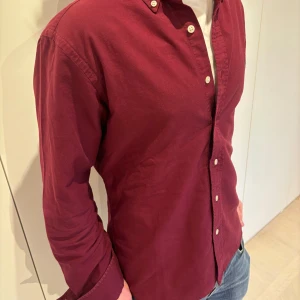 Ralph Lauren skjorta - Otroligt chill och snygg vinröd skjorta ifrån Ralph Lauren vars färg passar fint till julen samt vintern!                                                          Classic fit.                                                                        Pris kan diskuteras!