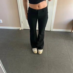 Svarta kostymbyxor från Weekday - Säljer dessa perfekta kostymbyxorna från weekday då de tyvärr blivit för små. Jättebra skick! Skriv vid fler frågor eller bilder!🥰