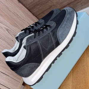 Philippe Modell trainers  - Dessa Philippe model trainers är nya och fräscha. De är väldigt stiliga och passar i alla väder och klimat.