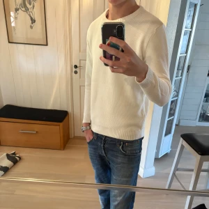 Vit stickad tröja  - Säljer en stilren vit stickad tröja med rund halsringning och ribbade muddar i storlek S. Hör av er vid frågor och vid snabb deal kan pris diskuteras🙌