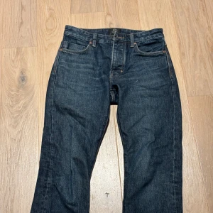 Mörkblå Ray Straight jeans från Neuw - Snygga mörkblå jeans från Neuw i modellen Ray Straight. Klassisk femficksdesign med raka ben och normal passform. Jeansen är tillverkade i slitstarkt denim och har subtila kontrastsömmar. Perfekt för dig som gillar stilrena och tidlösa jeans. Använda 2 gånger.