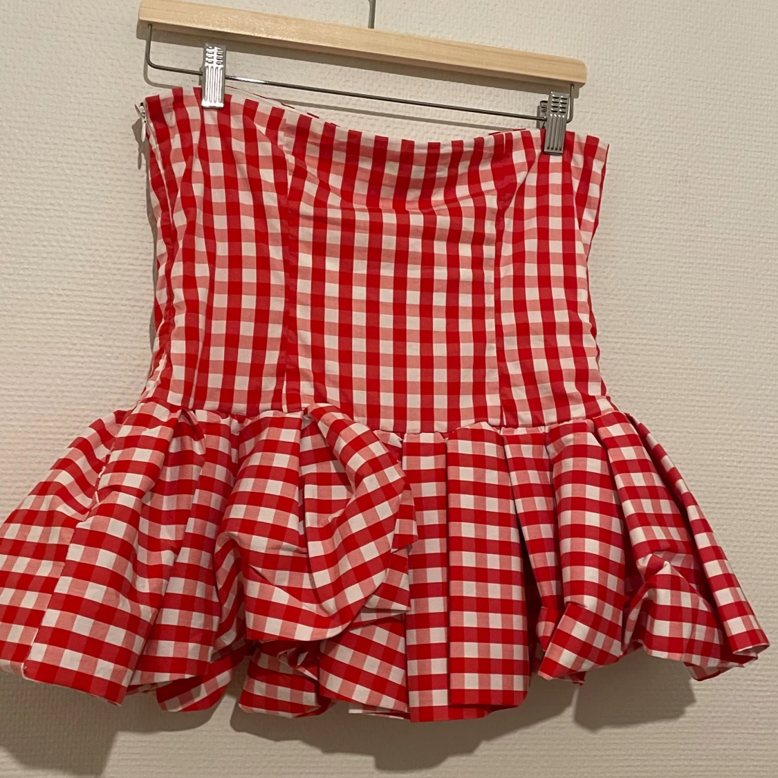 Rutig röd strapless topp från NA-KD - 2