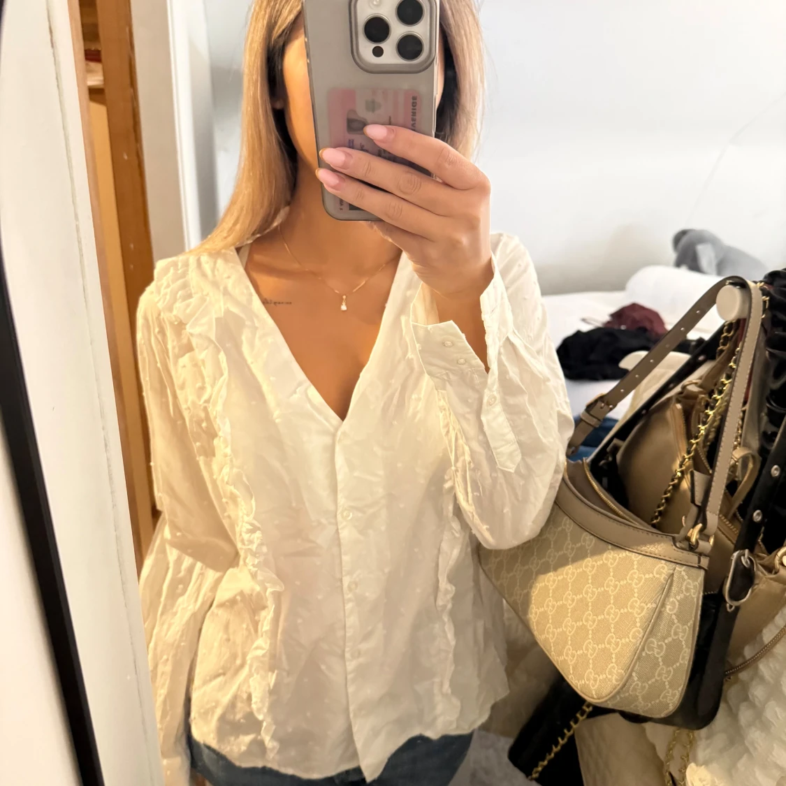 Vit volangskjorta med v-ringning - 2