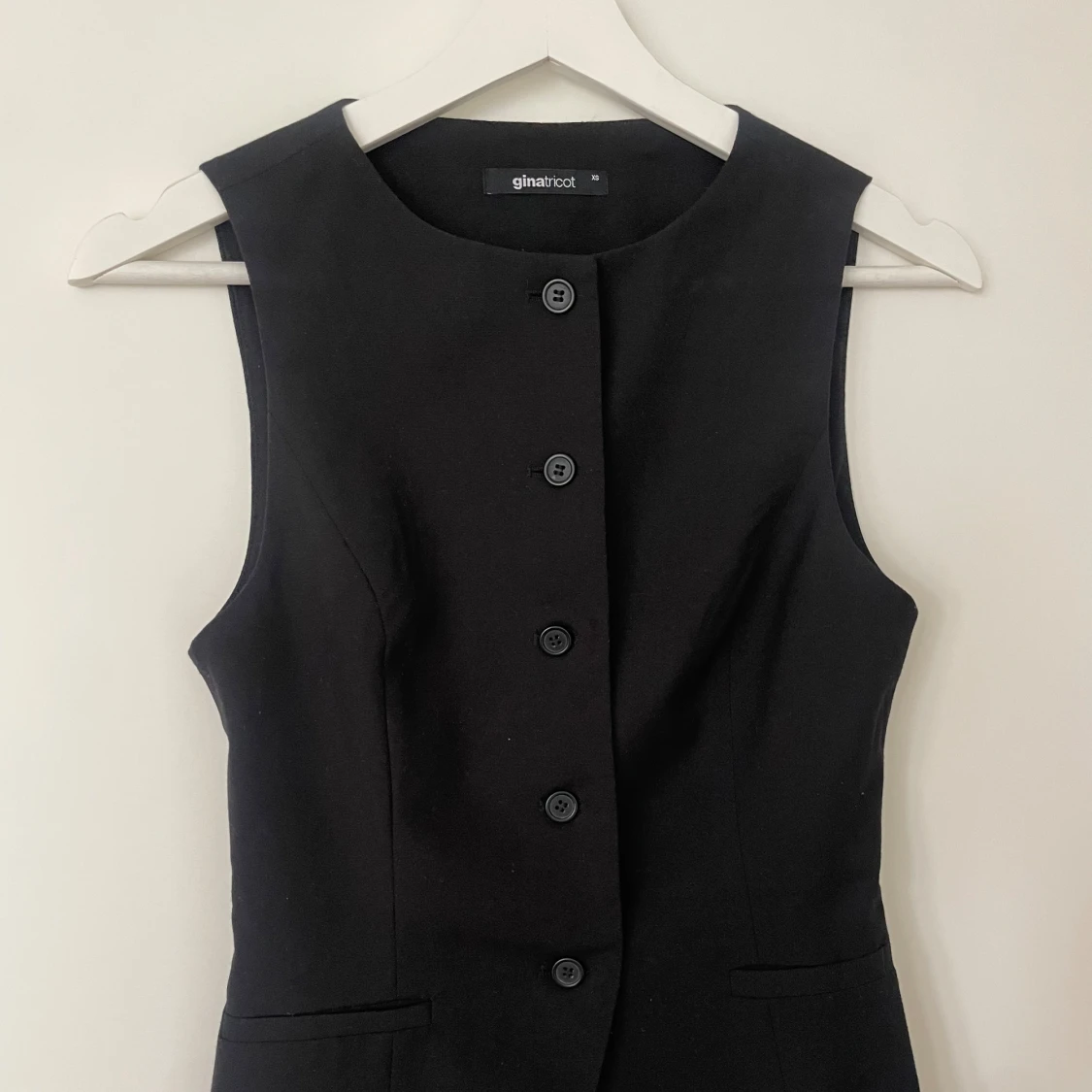 Svart väst från Gina Tricot XS