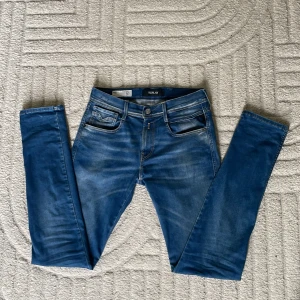 Replay Jeans - Feta blå jeans från Replay i exemplariskt skick. Modell: Anbass💯| skick: 9/10 knappt använda | storlek: 30/34 | Pris: 600 kr💰| Modellen i bilden: 180 cm/60 kg | Skriv inte om du inte tänker köpa |  Hör av er vid minsta fundering!🤗
