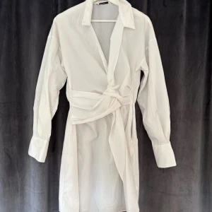 Vit omlottklänning  - En vit omlottklänning från ASOS. I storlek 38. Använd men som ny!