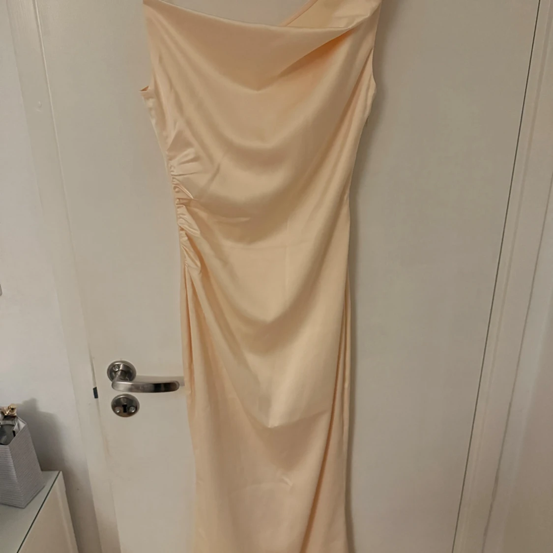 Champagnefärgad långklänning från Adoore - 1