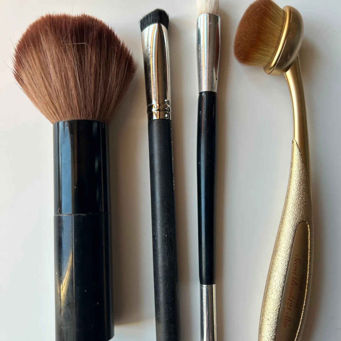Set med fyra sminkborstar