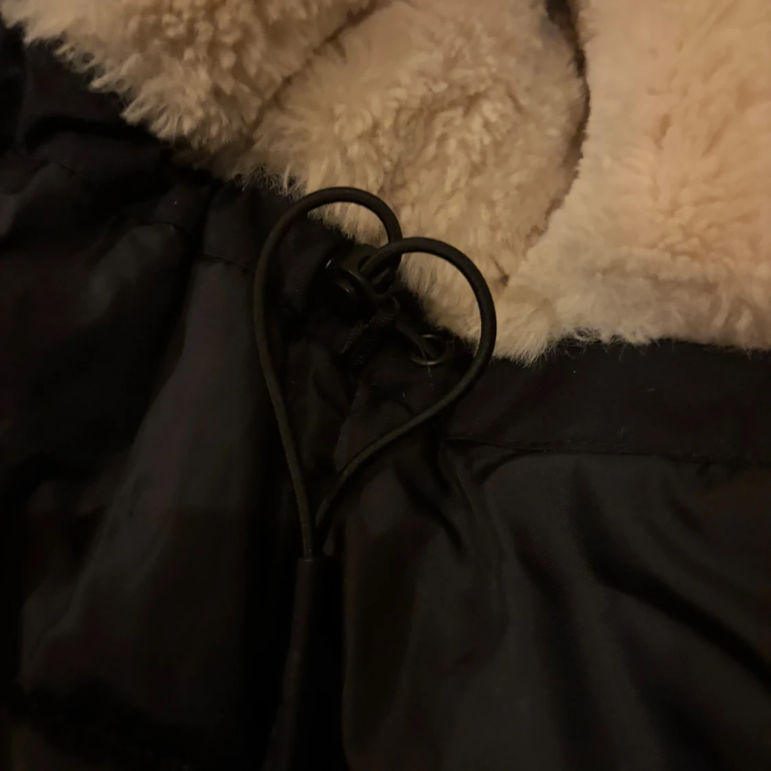 Svart parkasjacka med teddyfoder - 3