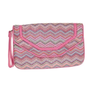 Kuvertväska missoni liknande - Superfin färgglad kuvertväska med missoni liknande mönster. I väldigt fint skick!! Köpt på Sellpy med lappen kvar. Säljer då den inte kommer till användning❣️❣️❣️