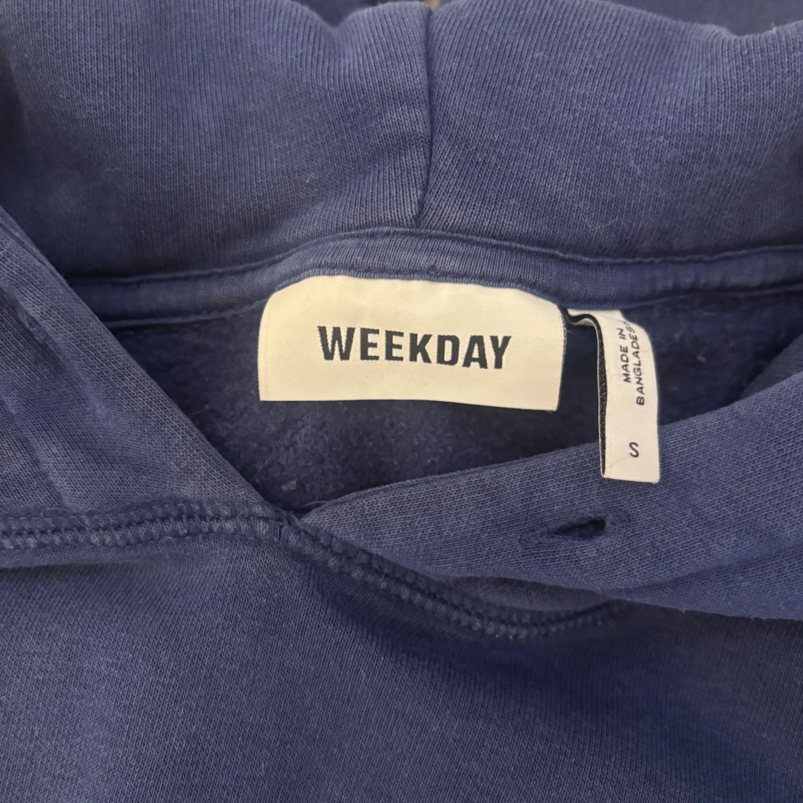 Marinblå hoodie från Weekday - 3