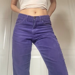 Vintage lila gul&blå Manchester byxor - Säljer min knappt använda Manchester byxor från GulochBlå. Väldigt sällsynt fynd och bekvämare än de ser ut. Står storlek 44 i byxorna men skulle säger att de mer är en medium.