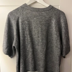 Stickad t shirt  - Ljusgrå stickad t shirt från lager 157 utan defekter i storlek xs!