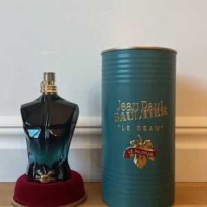 Jean Paul Gaultier Le Beau Parfum - Jean Paul Gaultier Le beau le parfum. Den rymmer 75 ml och jag skulle säga att det är 70 ml kvar. Den är i princip oanvänd. jag skulle beskriva doften som tropisk och söt.