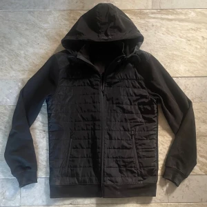 Massimo Dutti cardigan - Stilren och snygg Massimo Dutti cardigan i riktigt bra skick! Passar perfekt nu till hösten och vintern! St M! Hör av dig vid ytterligare frågor! Mvh Henry 