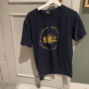 Sofialäktaren T-shirt - Säljer min sofialäktaren T-shirt från guldåret 2019 och tröjan är i bra skick. 
