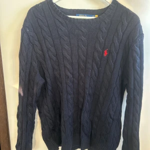 Raph Lauren tröja  - Mörkblå Tröja från Raph Lauren. Nypris 2400