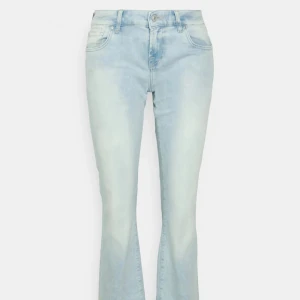 Ltb jeans  - Intressekoll på mina tidigare favvojeans. Ljusblå och i fint skick, 35 cm i midjan och 70 cm innerbenslängd🥰skriv vid frågor!!