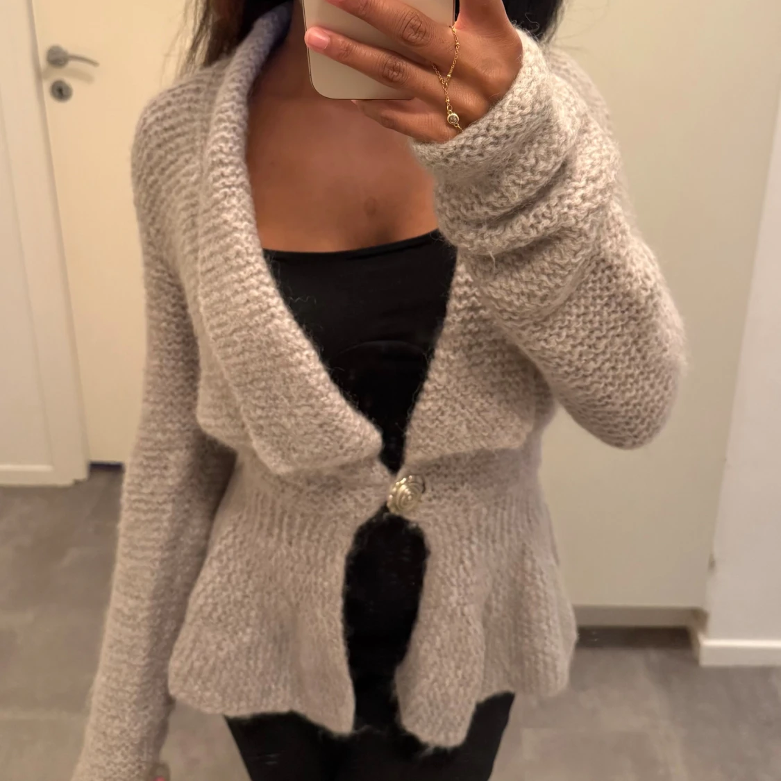 Stickad kofta med volangkant - 1