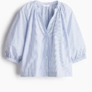 Randig blåvit skjorta med puffärm - Säljer en luftig skjorta med tunna blå och vita ränder. Skjortan har trekvartsärm med puff och knappar framtill. Perfekt för dig som gillar en avslappnad men ändå stilren look. Har en i Vit också. Båda är i st M. Som nya utan prislapp.