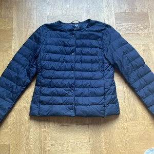 Höstjacka - Jättefin jacka från uniqlo. Liten defekt men annars inga tecken på användning💞💞