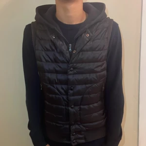 Ralph lauren väst med luva - Ralph lauren väst med en luva och innerkofta. Storlek M men mer som s.