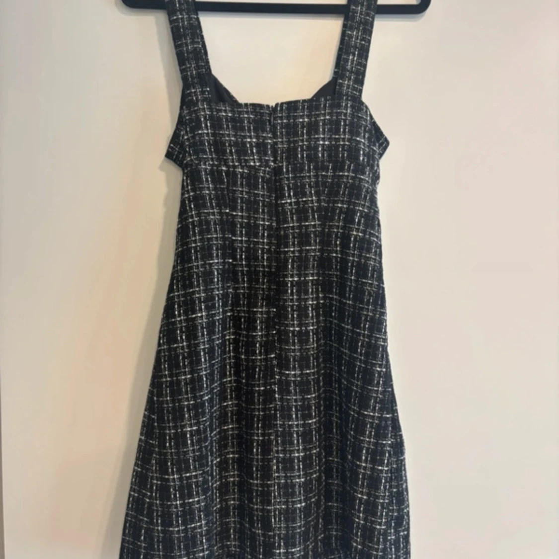Rutig svartvit tweed klänning från Reserved - 4