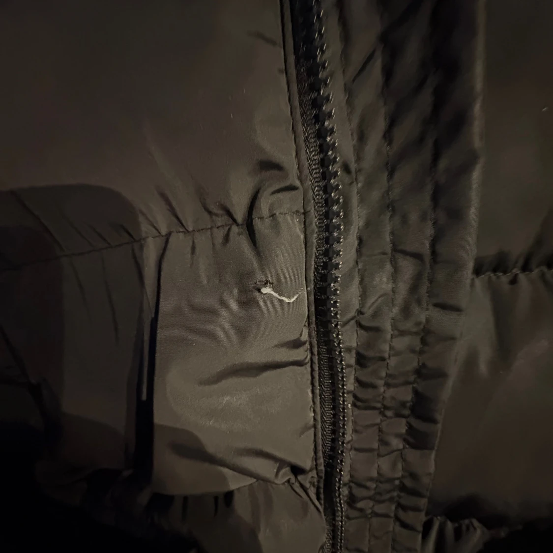 Svart Moncler dunjacka med päls - 4