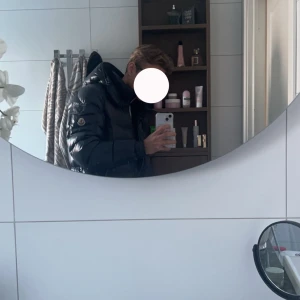 Mörkblå moncler Maya - Säljer min moncler jacka, använd max 20 gånger. 9.000kr om du kan hämta den i Köping eller i närheten.