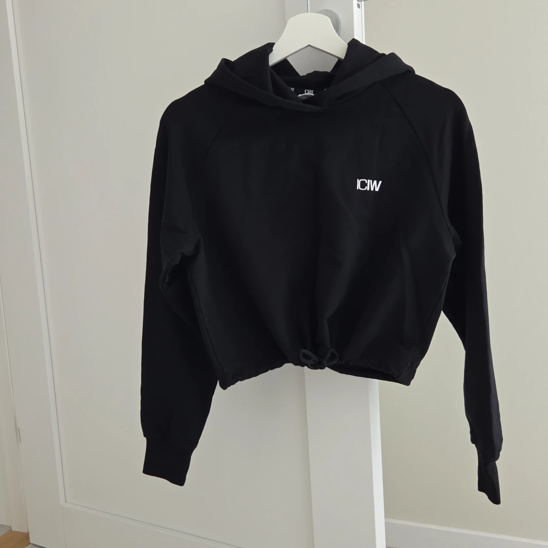 Svart croppad hoodie från ICANIWILL