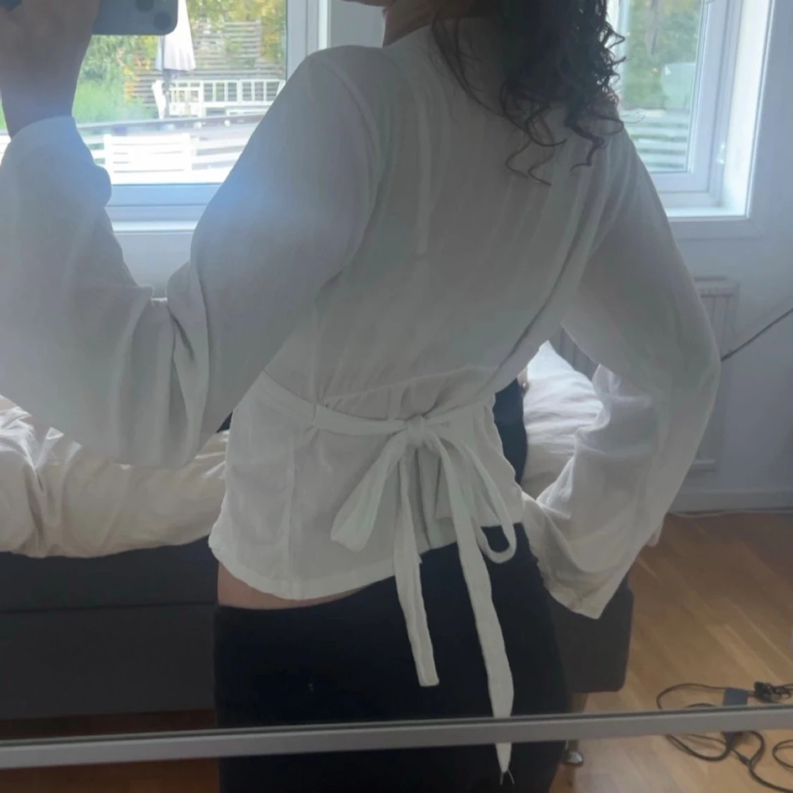 Vit omlottopp med knyt och v-ringning - 2