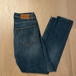 Tiger of Sweden jeans! - Ett par jätte fina Tiger of Sweden jeans i modellen slim fit || skick 10/10 || storlek 30/32 || ny pris 1 799kr || priset är inte hugget i sten || tveka inte om du har några funderingar😊