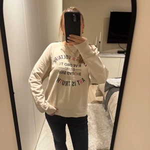 Beige sweatshirt från Zadig Voltaire  - Säljer en supersnygg beige sweatshirt från Zadig Voltaire med tryck i svart, rosa och grönt framtill. Använt sparsam så därmed inga defekter, har inga fläckar eller liknande. Säljer då den inte används så mycket längre💗