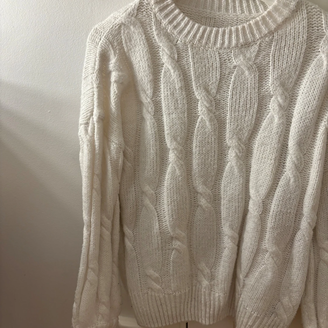 Vit kabelstickad tröja - 1