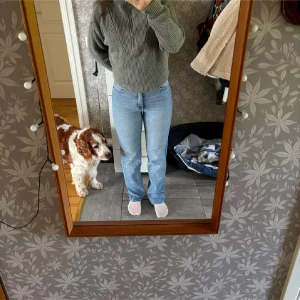 Abrand A94 High Straight jeans ljusblå - Ljusblå jeans från Abrand Jeans, modell A94 High Straight. Hög midja och raka ben för en klassisk look. Tillverkade i jeansmaterial med snygga detaljer som bakficka med liten svart patch. Perfekta för dig som gillar en enkel och stilren vibe.