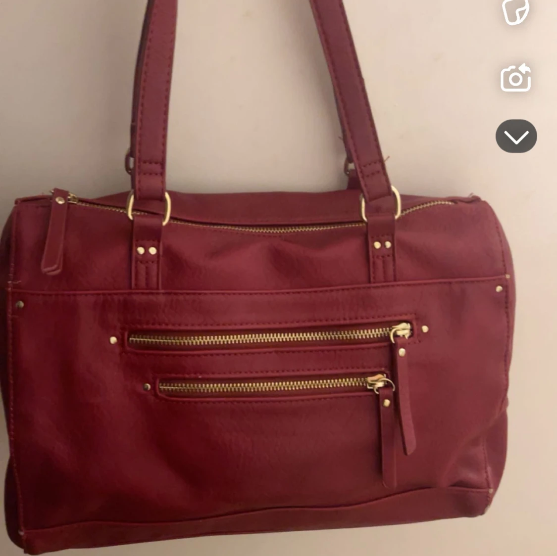 Röd axelväska med gulddetaljer - 2