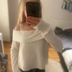 Vit offshoulder tröja från Zara - Säljer en vit ribbad offshoulder tröja från Zara Trafaluc. Tröjan har bred krage som går över axlarna och långa ärmar. Materialet är mjukt och stretchigt, perfekt för dig som gillar en chill och snygg stil. Passar dig som vill ha något lite annorlunda och trendigt. Storlek xs bra skick