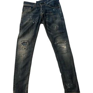 Dondup jeans slitningar - Säljer ett par knappt använda och feta dondups med snygga slitningar, modellen heter richie och de är i storleken 30/31   !!!skriv till mig om ni vill ha fler bilder 🤩!!! 