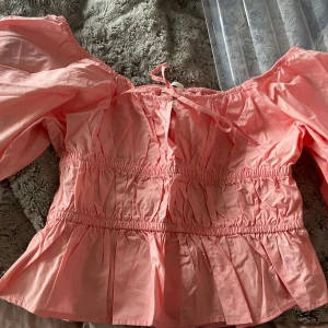 H&M blus❣️ - Säljer nu en superfin blus från hm i storlek S!!❣️Jättebra skick endast andvänd ca 2 gånger!!❣️skriv vid funderingar!❣️❣️