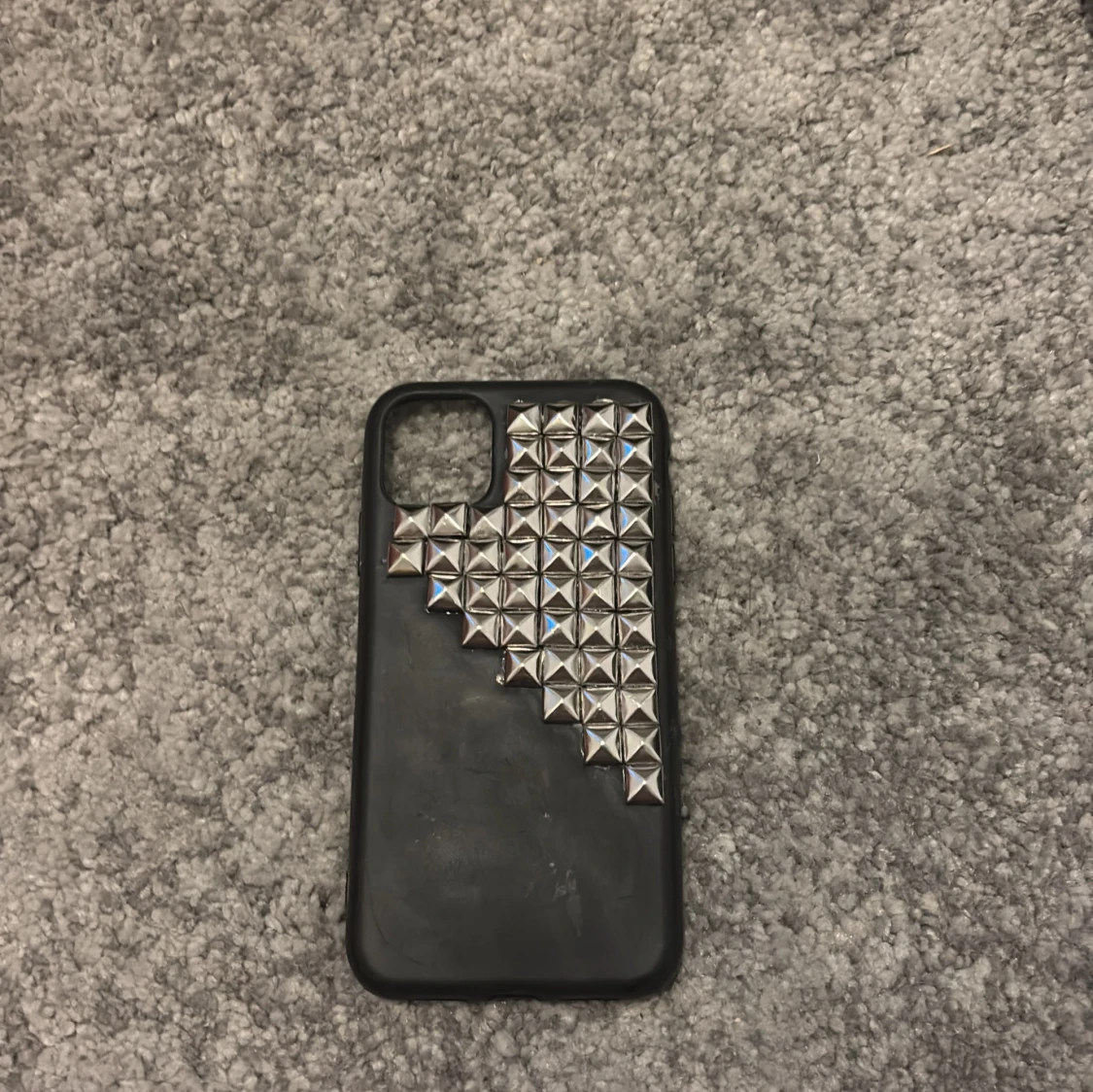 Iphone 11 skal med nitar